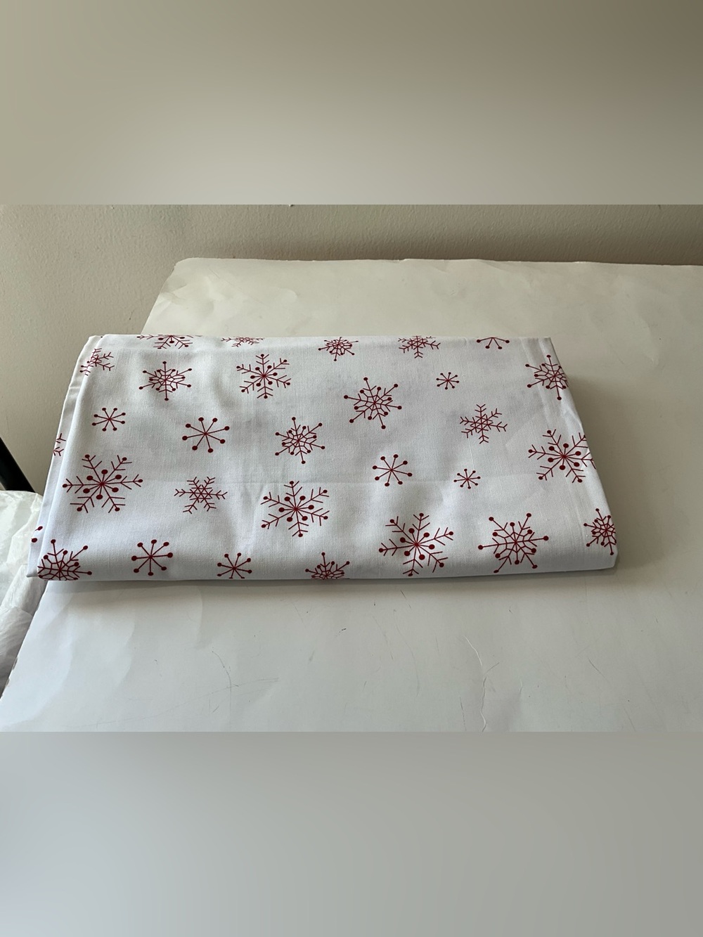 Quilting Sewing Holiday/Winter Theme Fabric Snowflake White Red 2.4 Yds